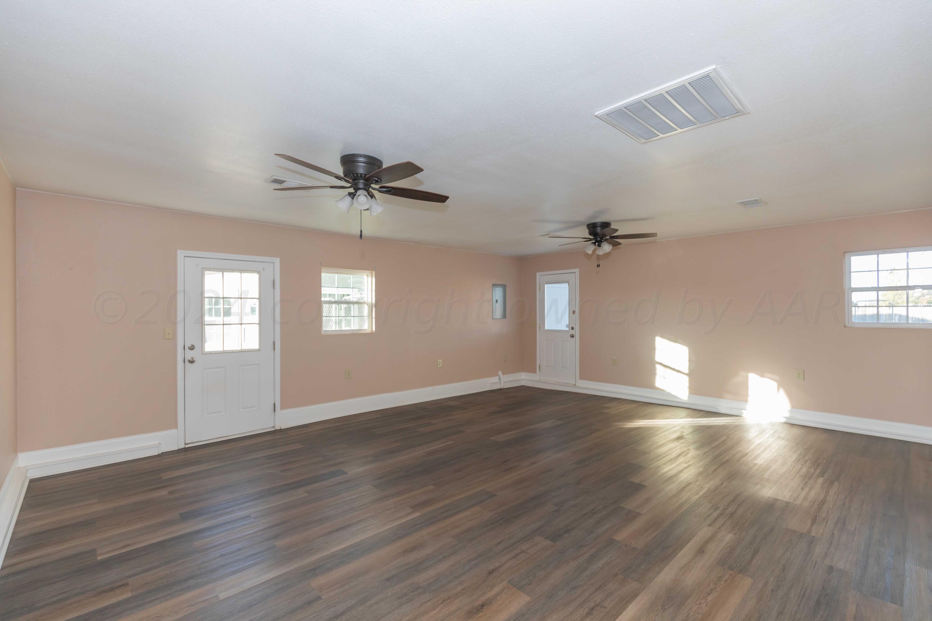 1800 West McCormick Road Amarillo, TX 79118 - Photo 53 of 92 APT LIVING ROOM