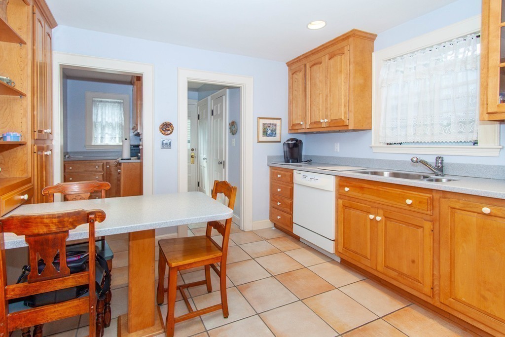 11 Paul Revere Road Needham, MA 02494 - Photo 8 of 23 Gallery Image 8