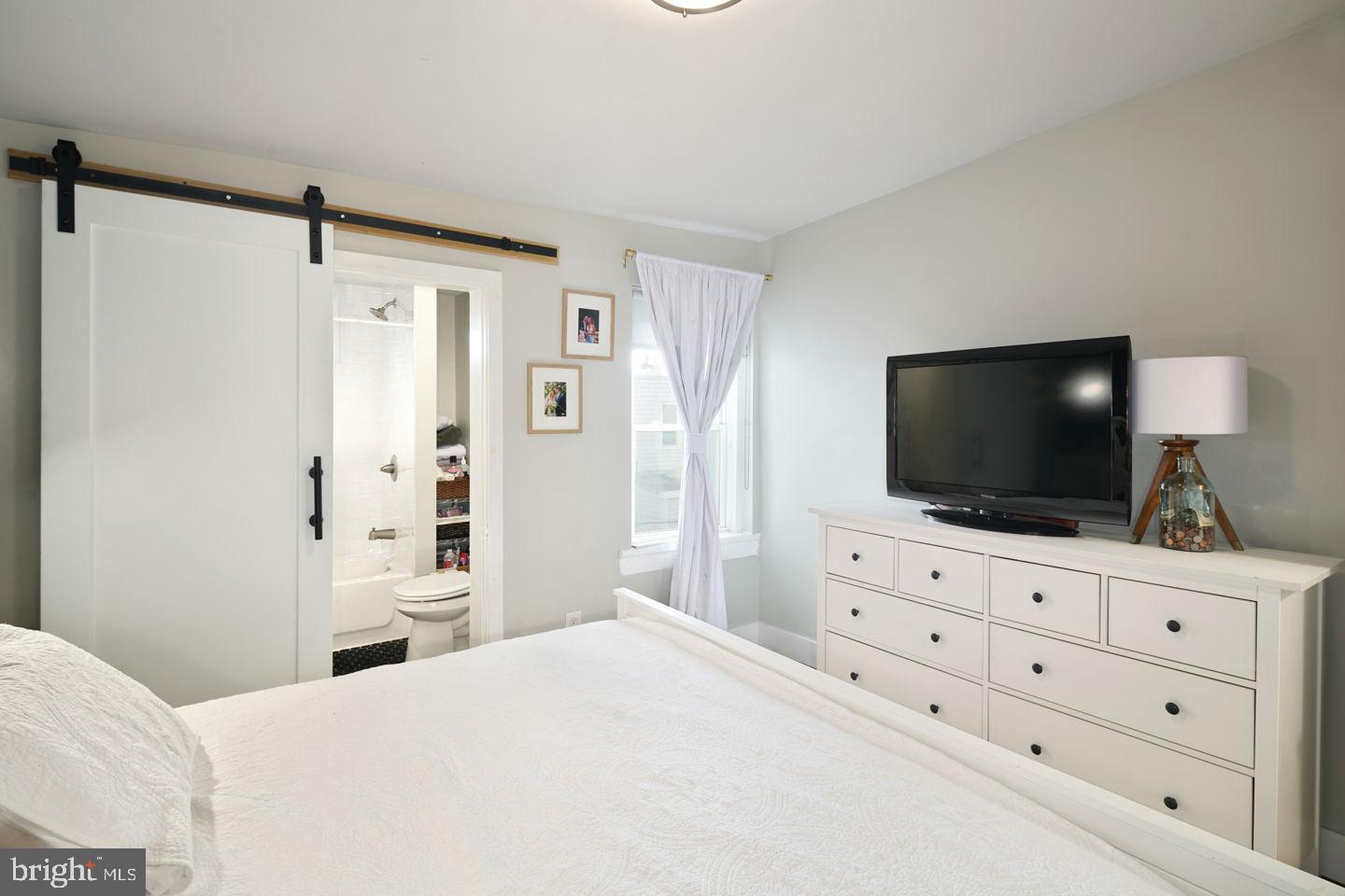 2517 East Gordon Street Philadelphia, PA 19125 - Photo 15 of 20 Bedroom 1- rear with access to full bathroom