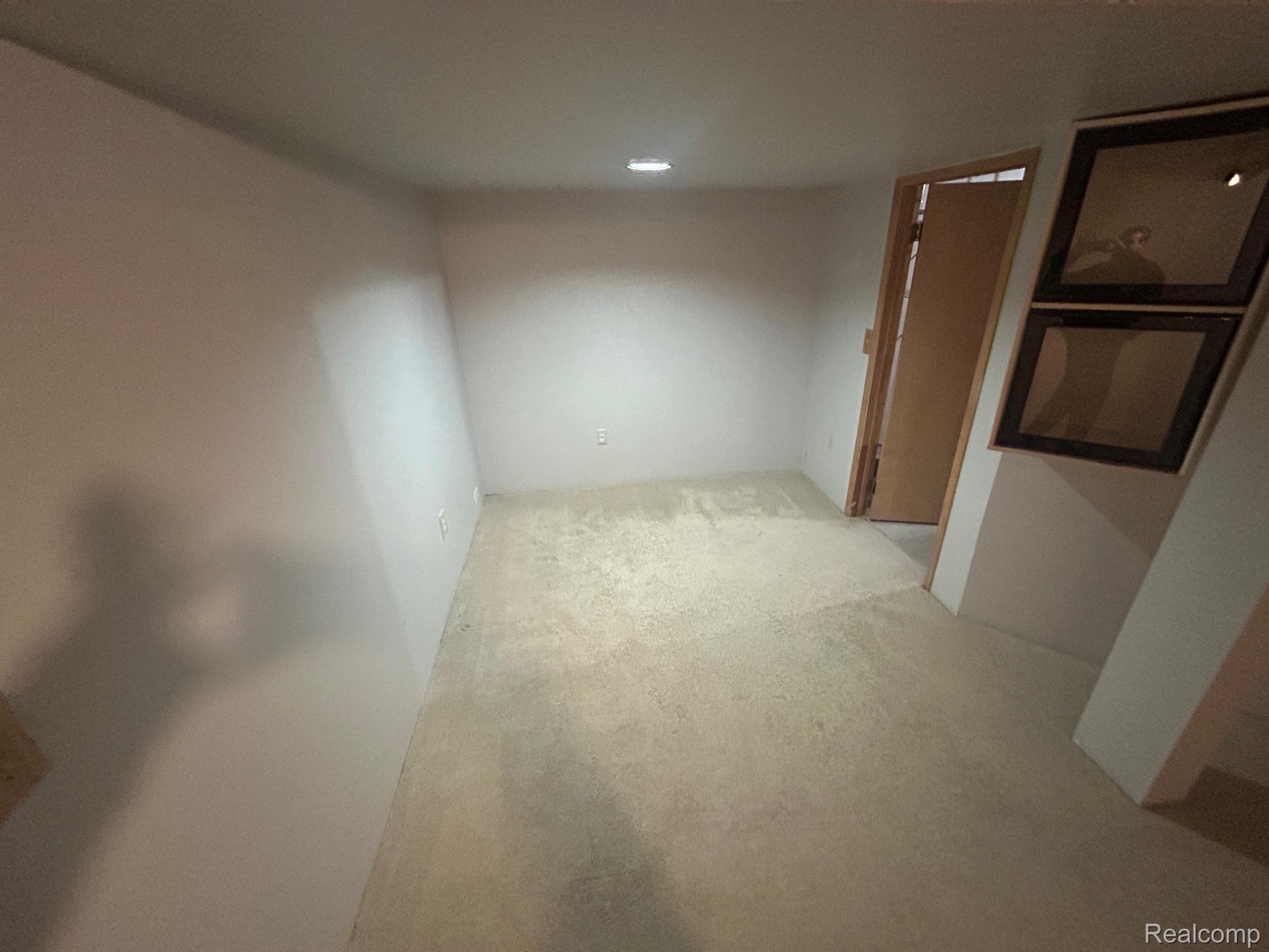 31164 Country Way Farmington, MI 48331 - Photo 23 of 33 Unfurnished bedroom featuring light carpet