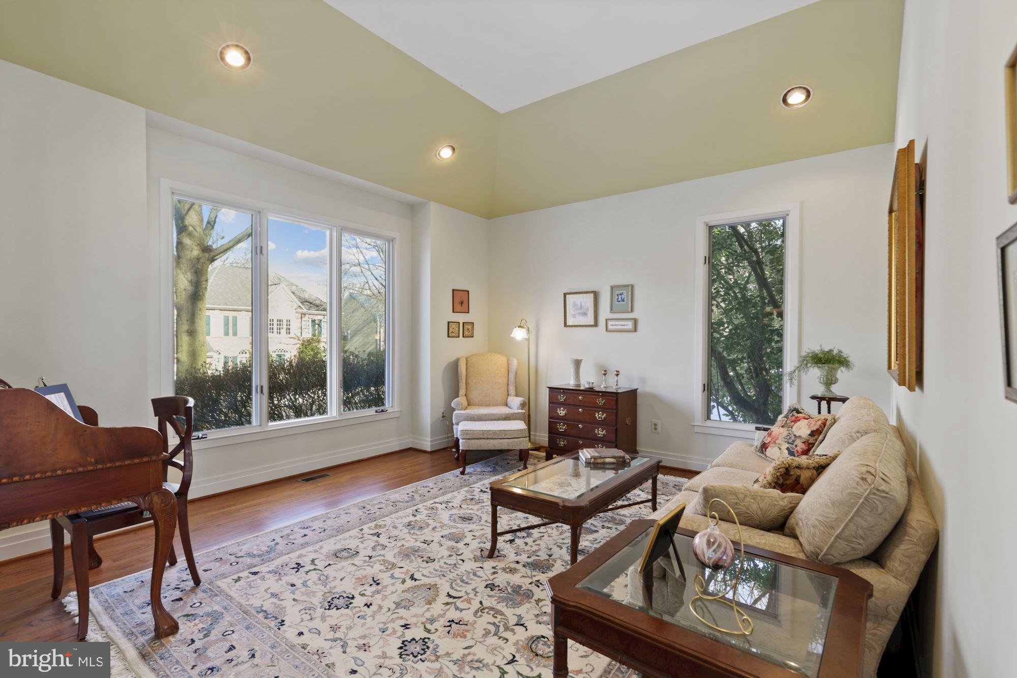 11331 Woodbrook Lane Reston, VA 20194 - Photo 18 of 43 LR adjacent to Foyer w/Hardwoods & Box Bay Window
