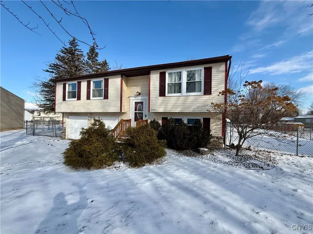 $2,350 | 8497 Chinkapin Circle, Cicero, NY 13039