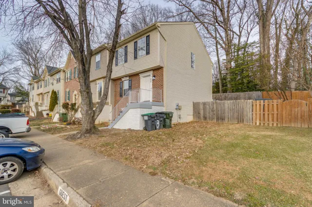 a view of a yard with a house