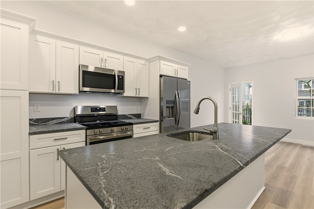 47 Windsor Road Cranston, RI 02905 - Photo 9 of 39