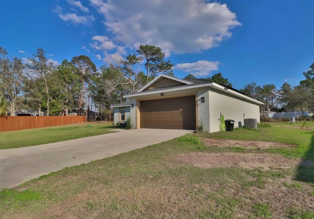 14 Hemlock Loop Court Ocala, FL 34472 - Photo 2 of 27 a front view of house with yard and green space