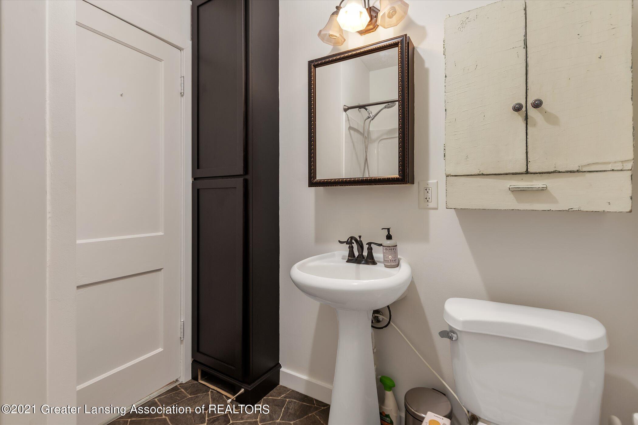 607 Riley Street Lansing, MI 48910 - Photo 21 of 33 Bath Room