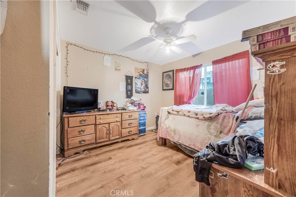 240 North 4th Street Shandon, CA 93461 - Photo 20 of 38 a spacious bedroom with a bed and a flat screen tv