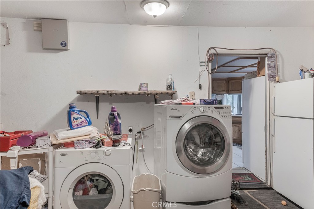 240 North 4th Street Shandon, CA 93461 - Photo 28 of 38 a utility room with dryer and washer