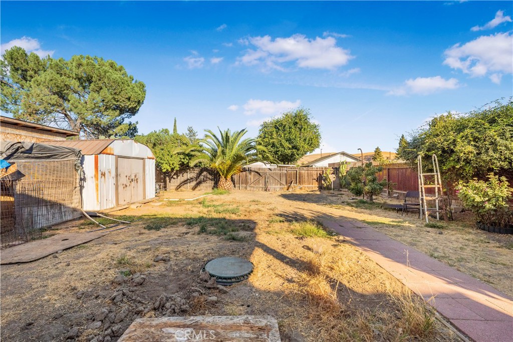 240 North 4th Street Shandon, CA 93461 - Photo 30 of 38 a view of a backyard of the house