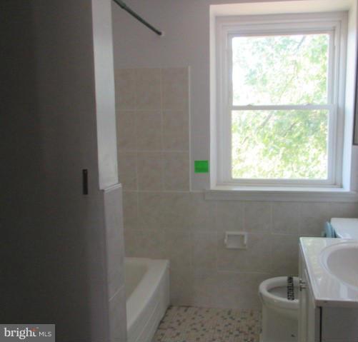 5231 Cedgate Road Baltimore, MD 21206 - Photo 8 of 15 Bath
