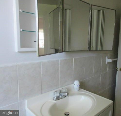 5231 Cedgate Road Baltimore, MD 21206 - Photo 9 of 15 Bath
