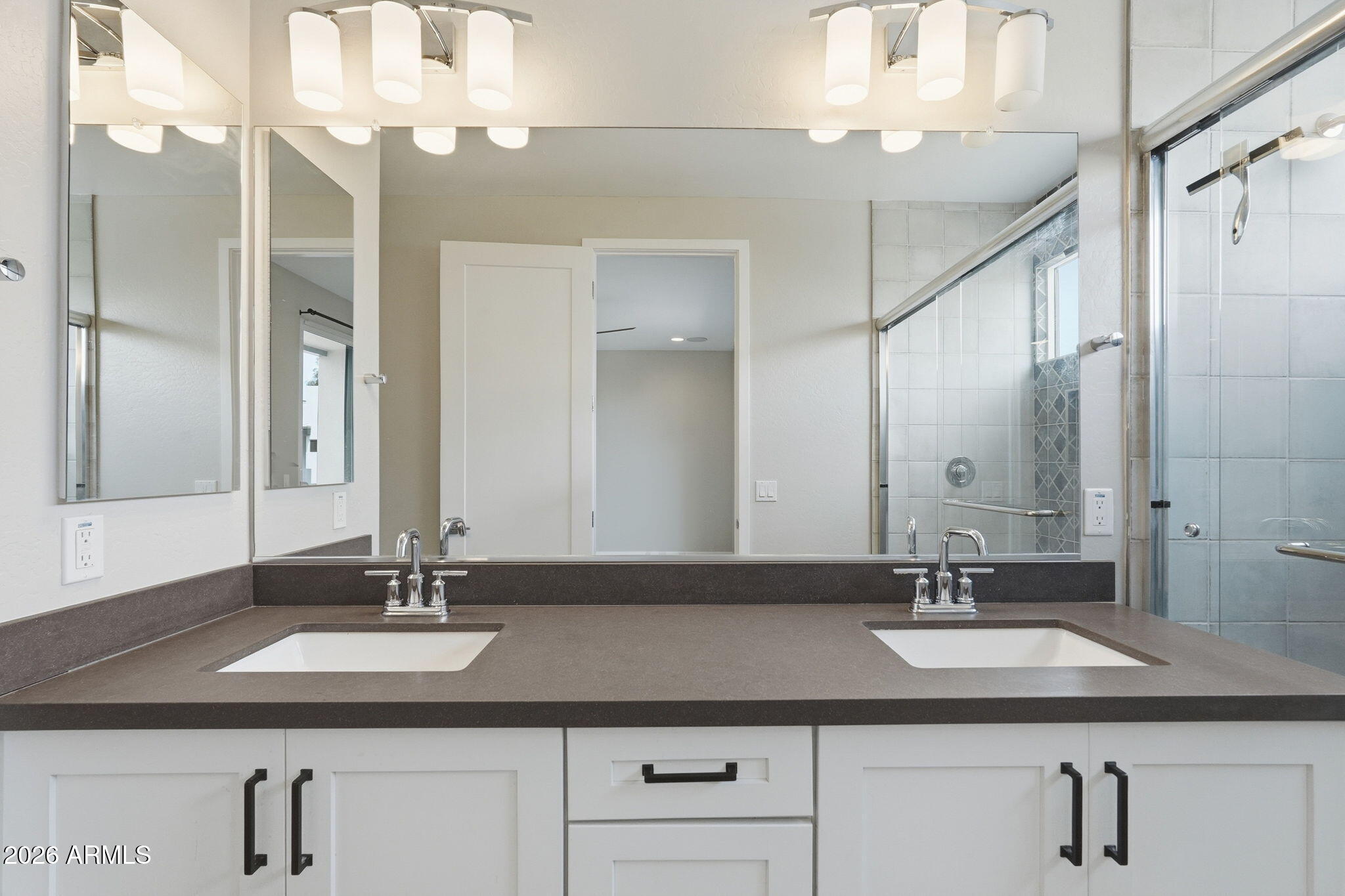 901 South Smith Road, Unit 1038 Tempe, AZ 85281 - Photo 16 of 29 a bathroom with double vanity sinks and a mirror