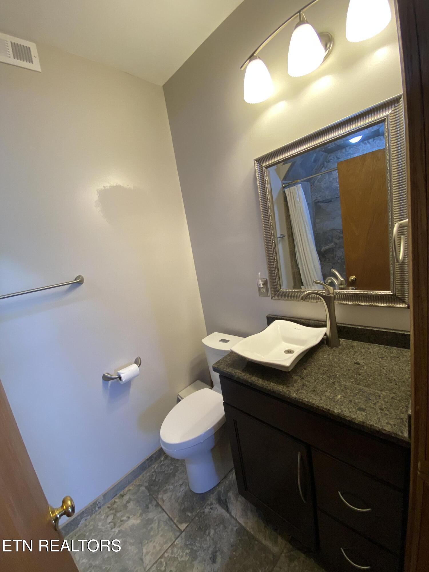 118 Mohawk Road Oak Ridge, TN 37830 - Photo 17 of 53 Hallway - Full Bath 1b