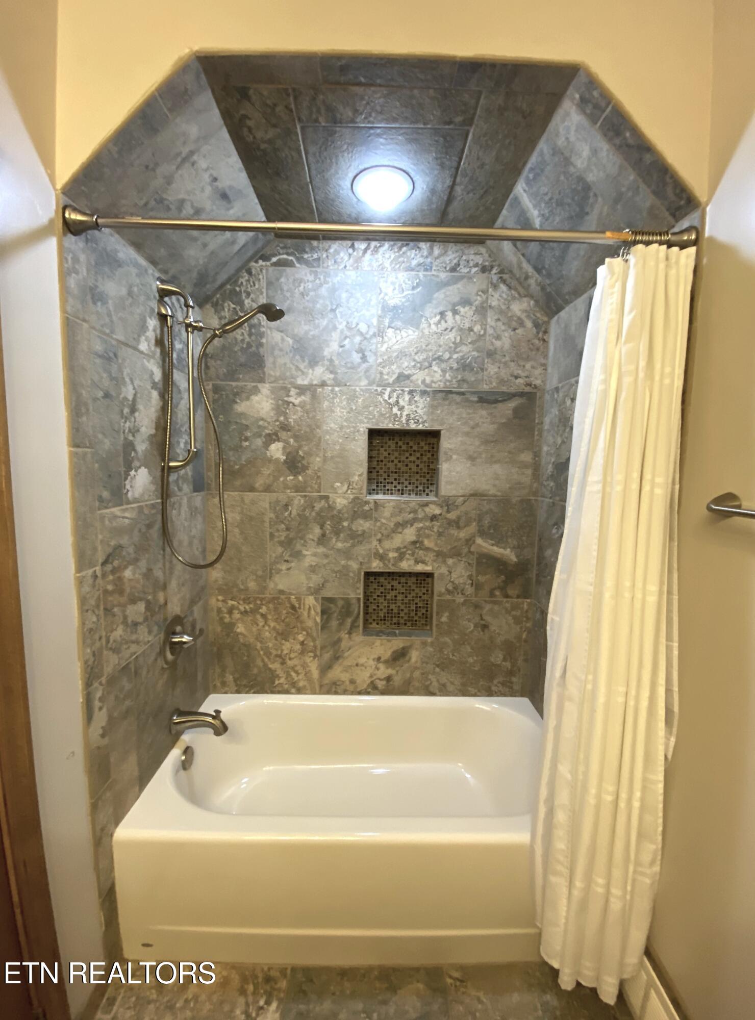 118 Mohawk Road Oak Ridge, TN 37830 - Photo 18 of 53 Hallway - Full Bath 1a