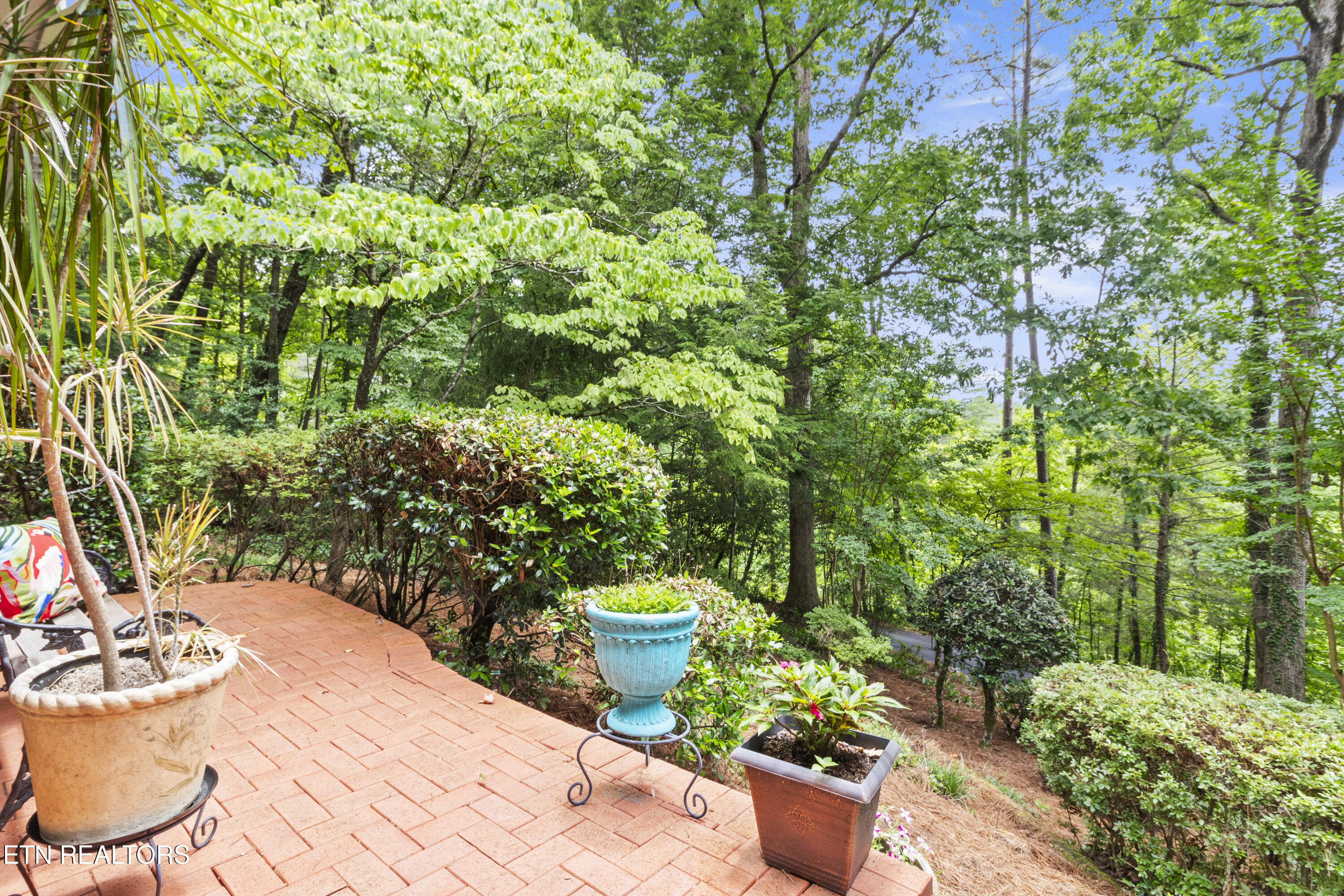 118 Mohawk Road Oak Ridge, TN 37830 - Photo 40 of 53 Front Patio