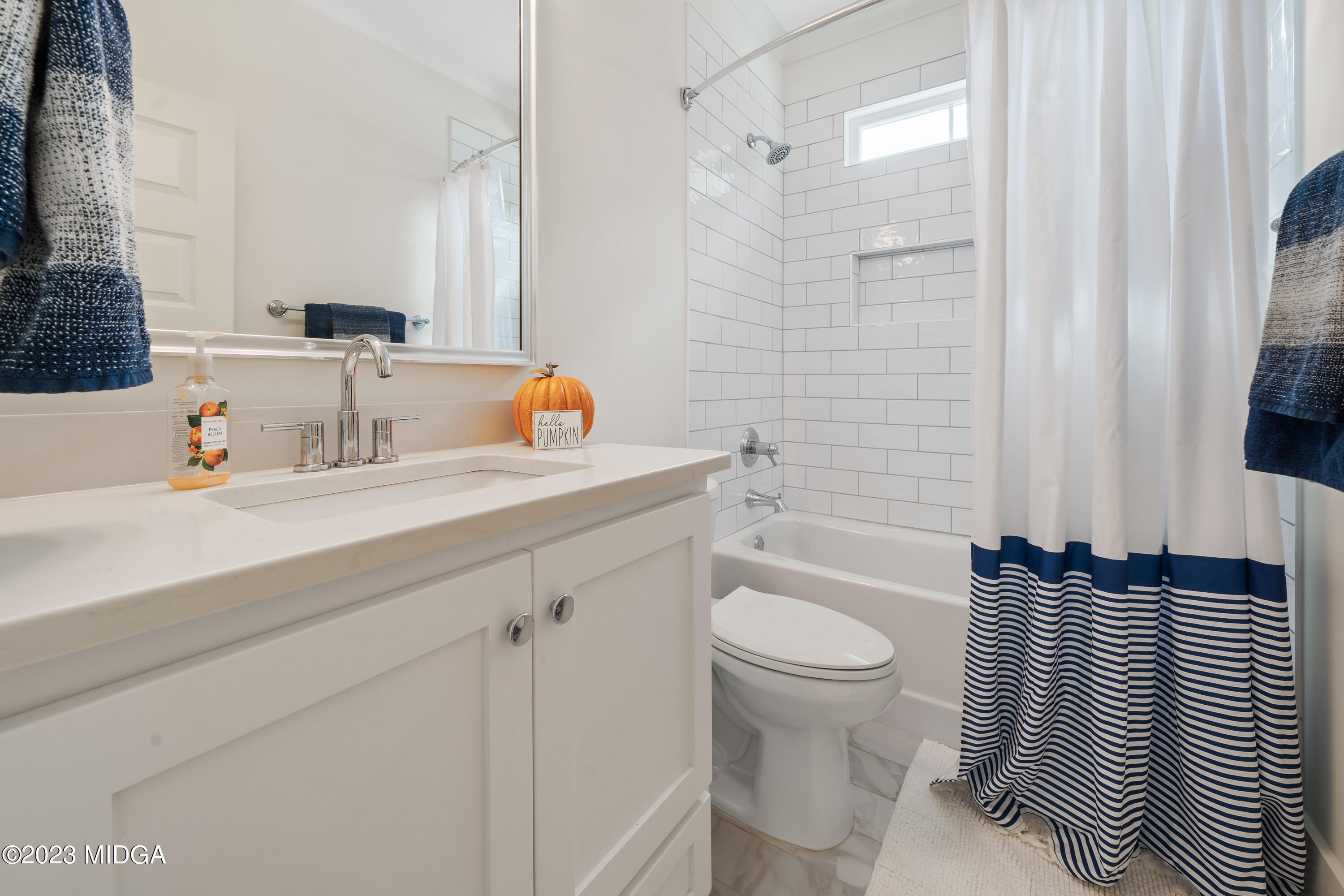 556 Pea Ridge Road Juliette, GA 31046 - Photo 21 of 42 a bathroom with a sink toilet and shower