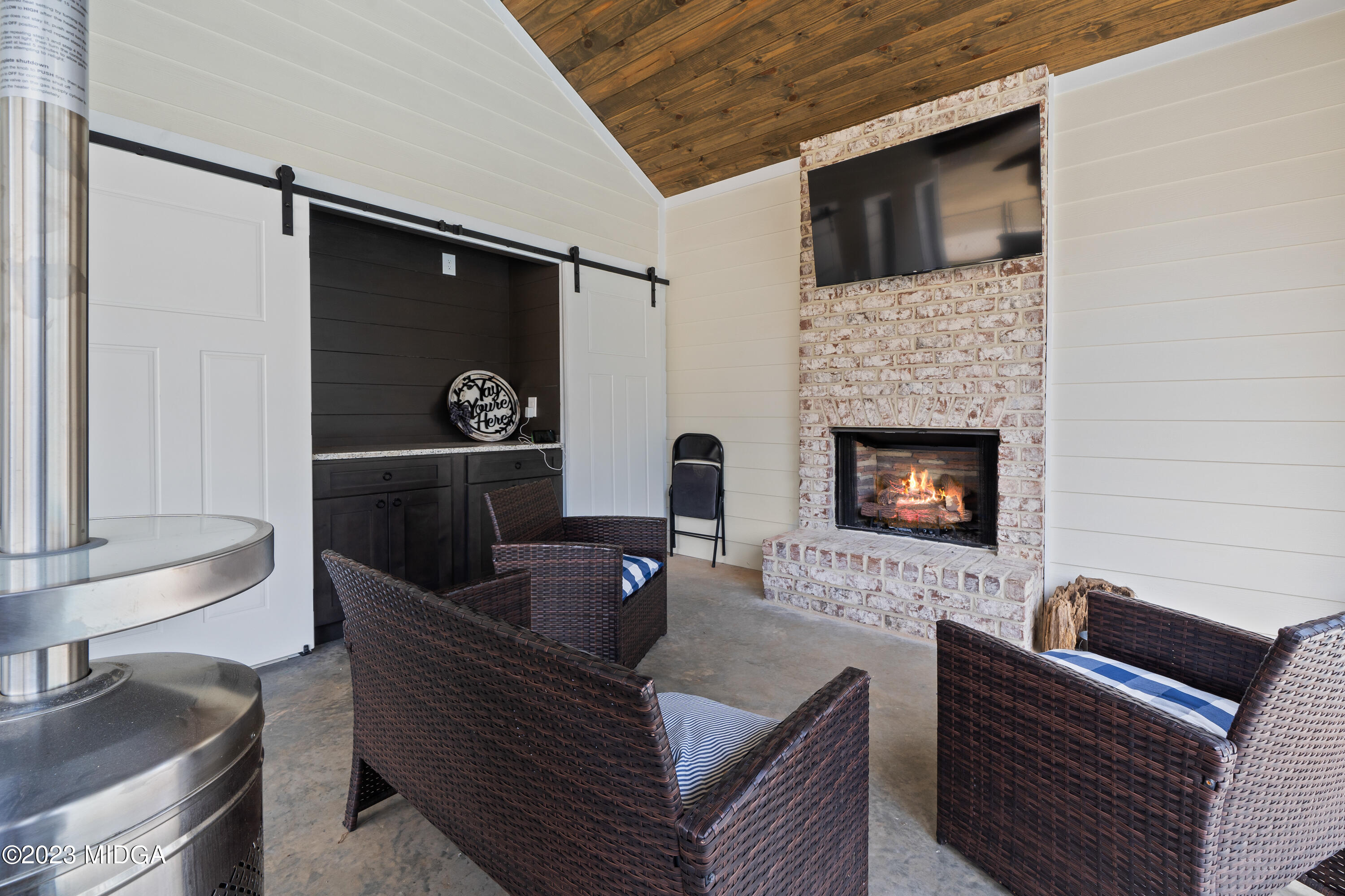 556 Pea Ridge Road Juliette, GA 31046 - Photo 34 of 42 a living room with furniture and a fireplace