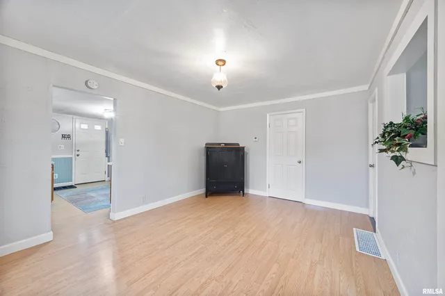 $99,900 | 304 South Main Street, Bellevue, IL 61604