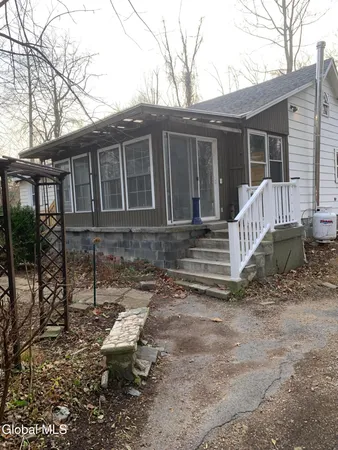 $299,900 | 1341 Highway 9W, Bethlehem, NY 12158