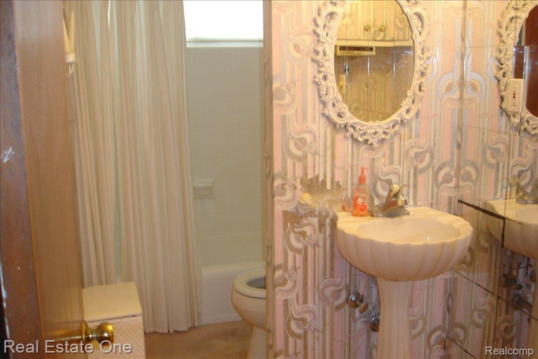 20431 Berg Road Detroit, MI 48219 - Photo 5 of 8 Bath