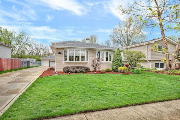 $320,000 | 13808 Sandra Lane, Crestwood, IL 60418
