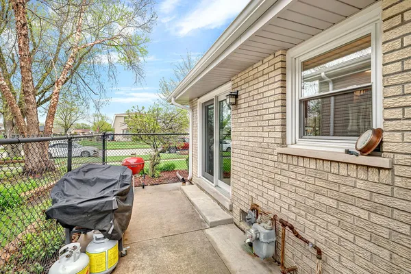 $320,000 | 13808 Sandra Lane, Crestwood, IL 60418