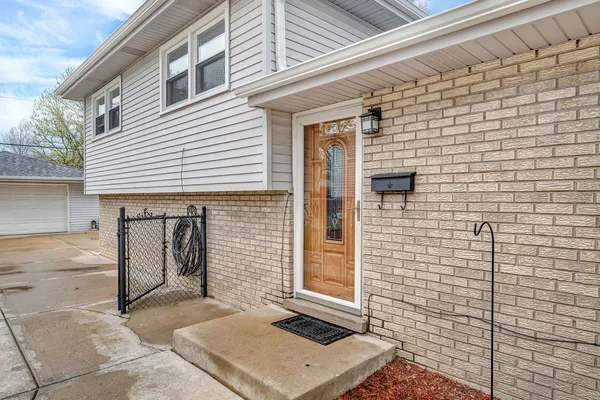$320,000 | 13808 Sandra Lane, Crestwood, IL 60418