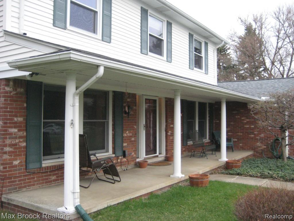 16 Shagbark Drive Rochester, MI 48309 - Photo 4 of 32 WESTERN EXPOSURE FRONT PORCH