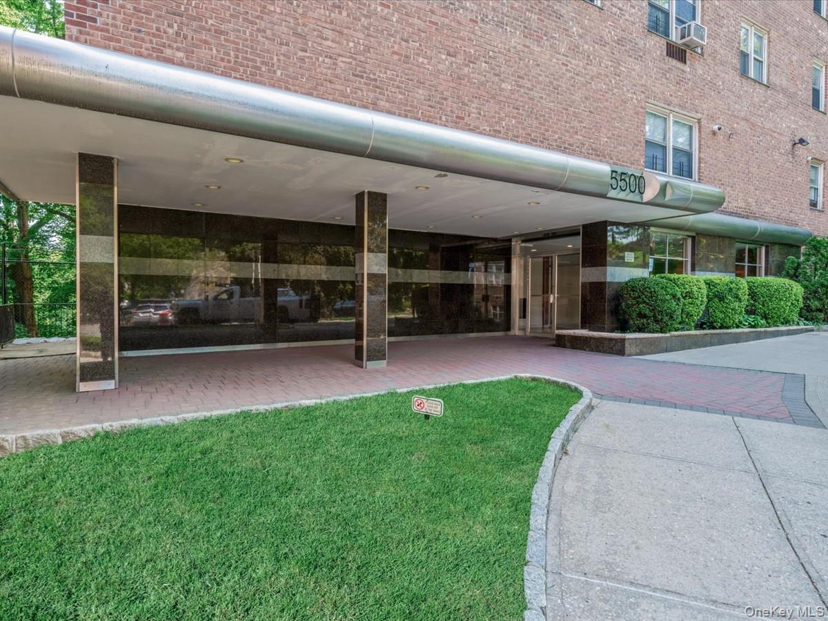 5500 Fieldston Road, Unit 4II Bronx, NY 10471 - Photo 15 of 17 a view of a building with a garden