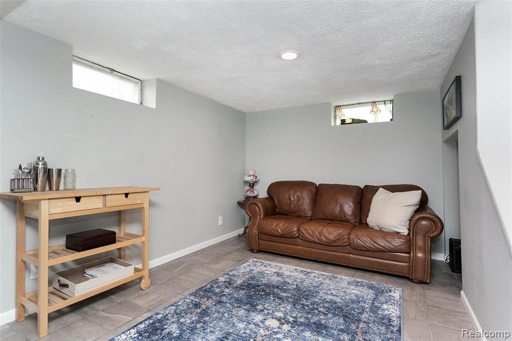 1591 Cambridge Road Berkley, MI 48072 - Photo 16 of 29