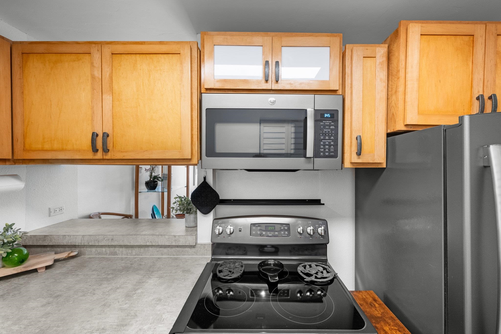 4242 Lower Honoapiilani Road, Unit E304 Lahaina, HI 96761 - Photo 17 of 34 a kitchen with a stove and a microwave