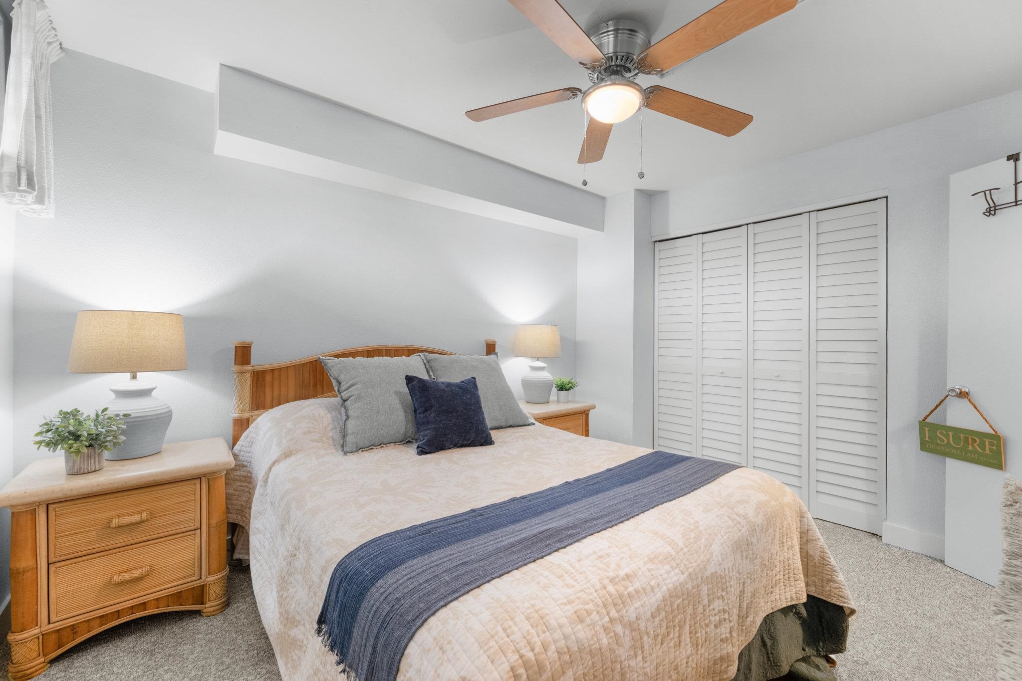 4242 Lower Honoapiilani Road, Unit E304 Lahaina, HI 96761 - Photo 22 of 34 a bedroom with a bed and a lamp on the dresser