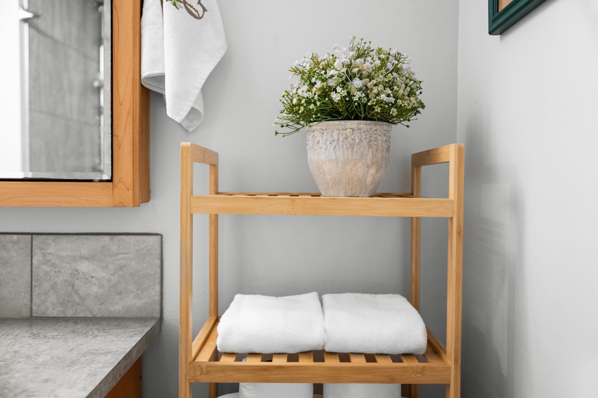 4242 Lower Honoapiilani Road, Unit E304 Lahaina, HI 96761 - Photo 26 of 34 a room with a potted plant