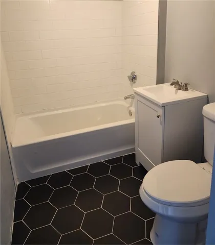 $1,650 | 337 Dulude Avenue, Unit 2R, Woonsocket, RI 02895