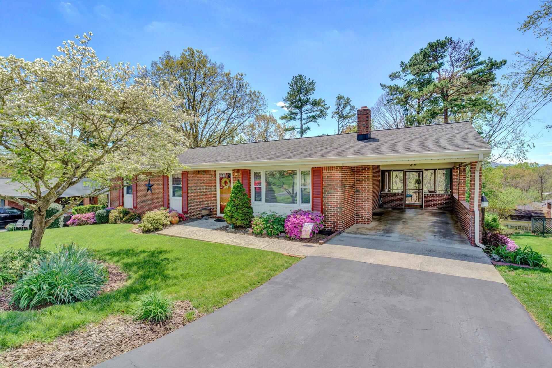 807 Mason Road Vinton, VA 24179 - Photo 2 of 29 02-041620210076