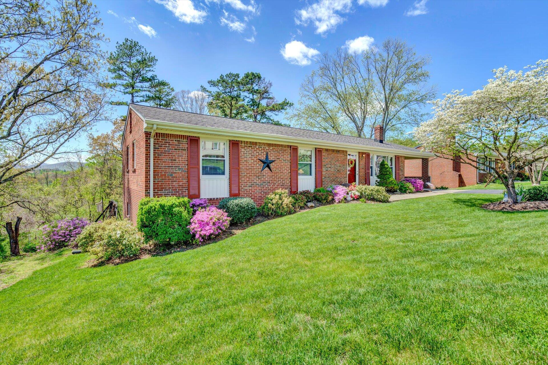 807 Mason Road Vinton, VA 24179 - Photo 3 of 29 03-041620210078