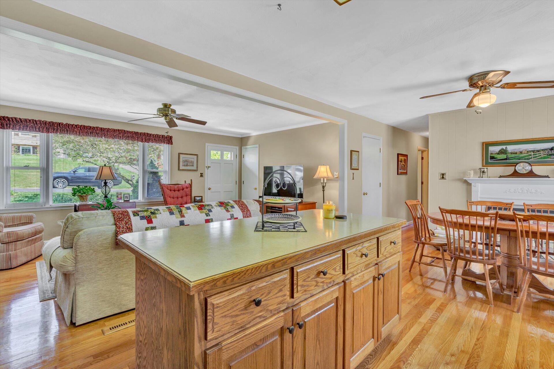 807 Mason Road Vinton, VA 24179 - Photo 8 of 29 08-041620210086