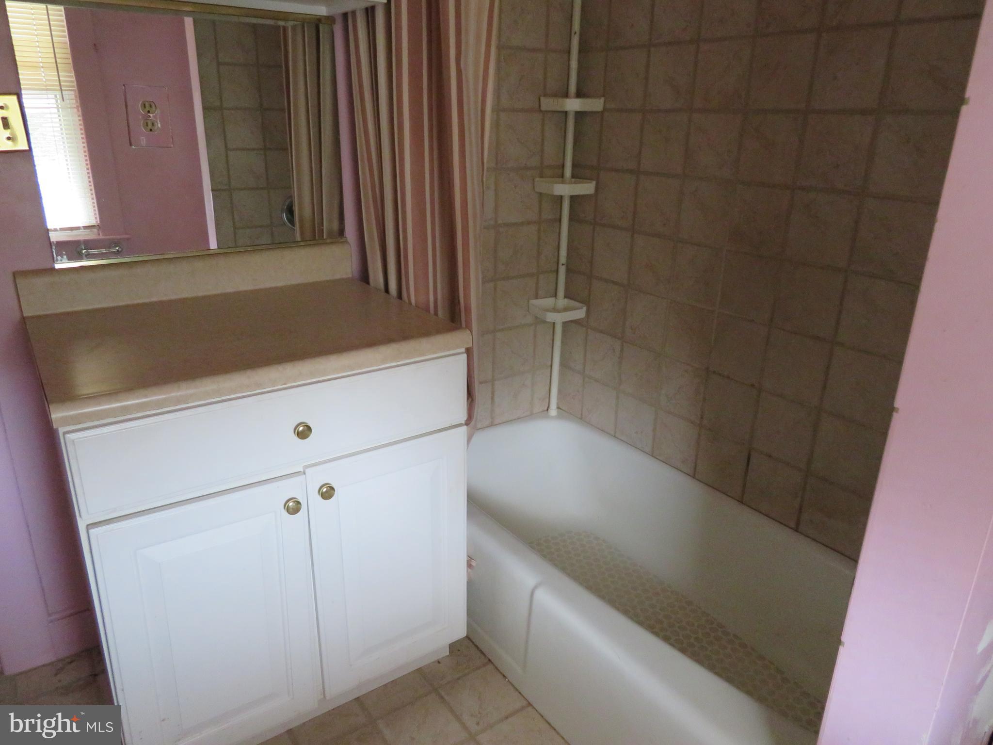 1904 Chelsea Road Baltimore, MD 21216 - Photo 11 of 18 Bathtub