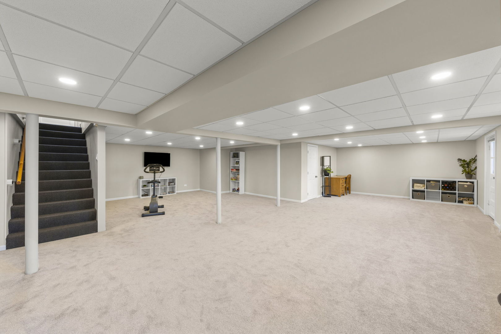 521 Lindley Road Westmont, IL 60559 - Photo 19 of 30 an empty room with a furniture and natural light