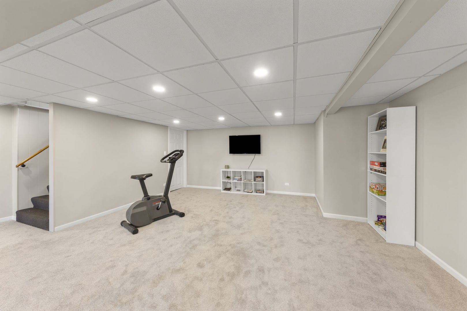 521 Lindley Road Westmont, IL 60559 - Photo 20 of 30 a view of a room with gym equipment