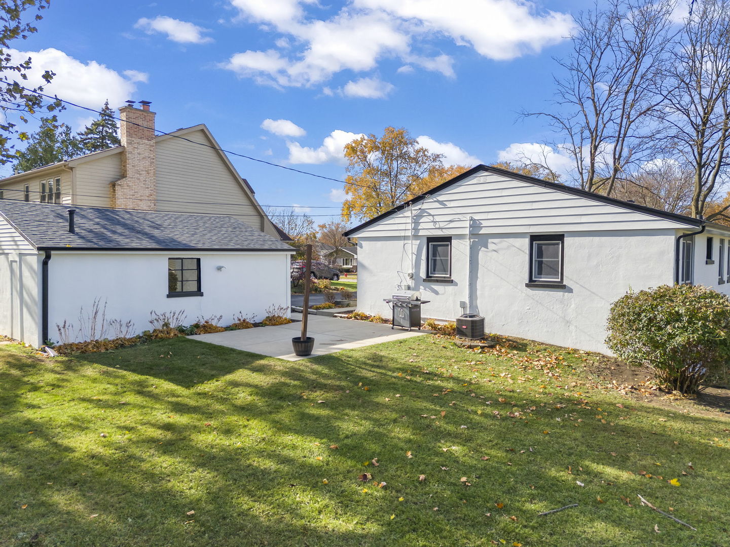521 Lindley Road Westmont, IL 60559 - Photo 23 of 30 a front view of a house with a garden