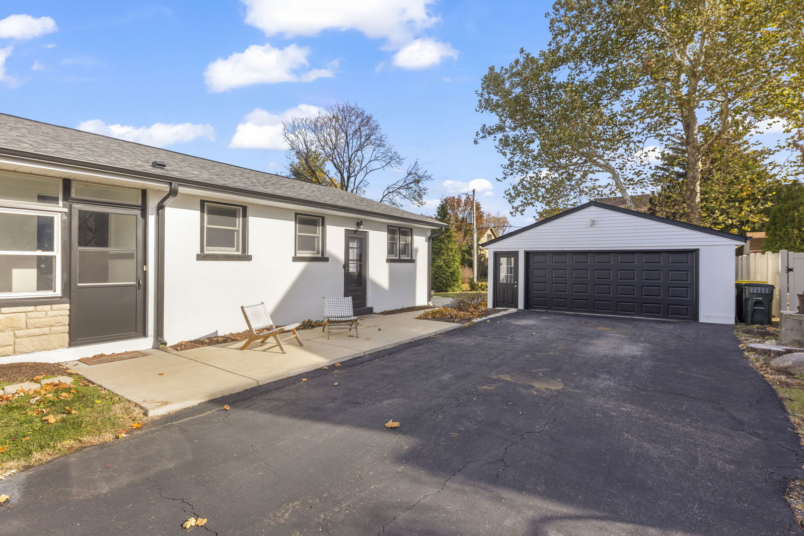 521 Lindley Road Westmont, IL 60559 - Photo 3 of 30 a front view of a house with a yard and garage