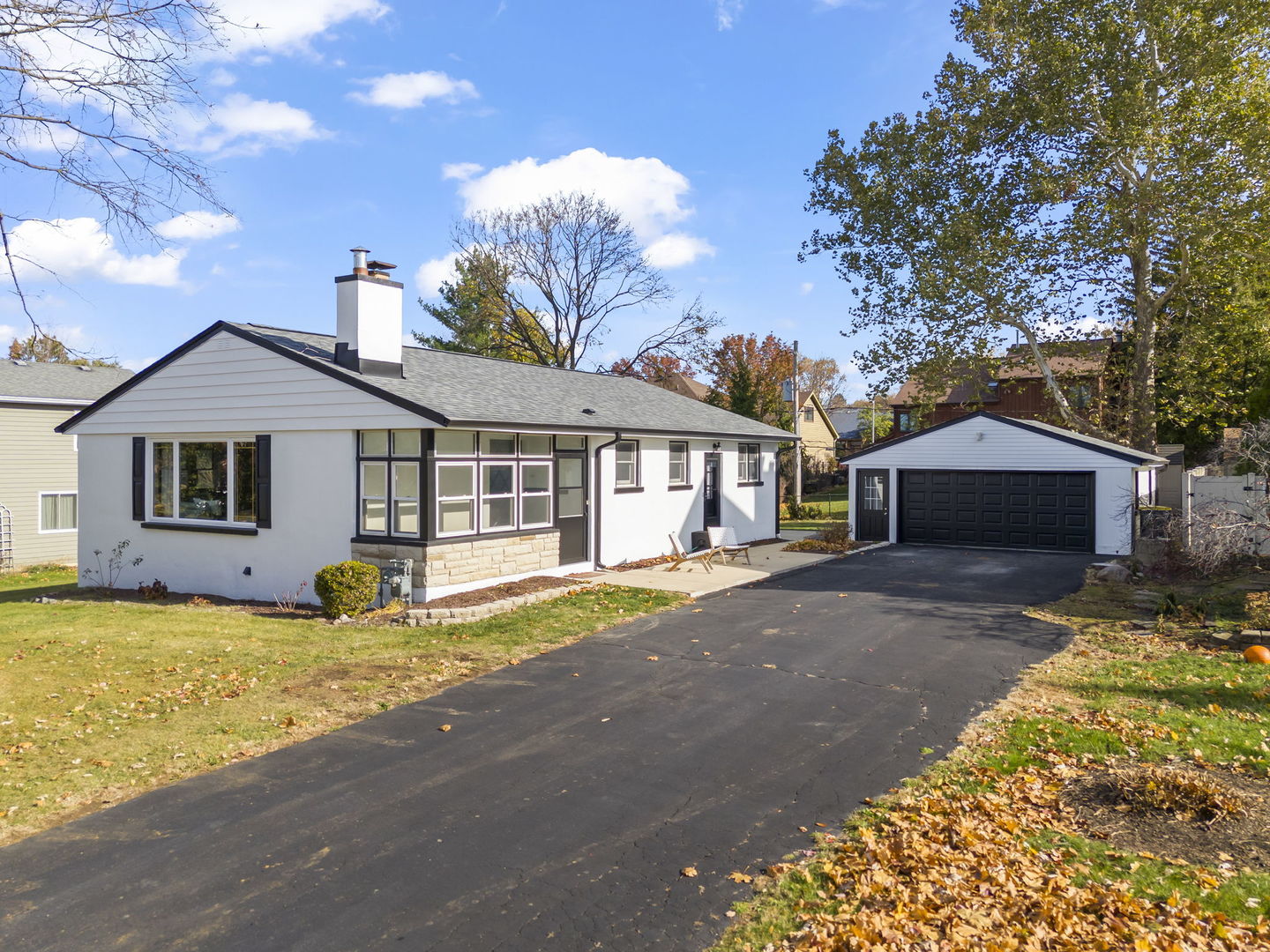 521 Lindley Road Westmont, IL 60559 - Photo 4 of 30 a front view of a house with a yard