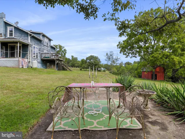 a view of a backyard