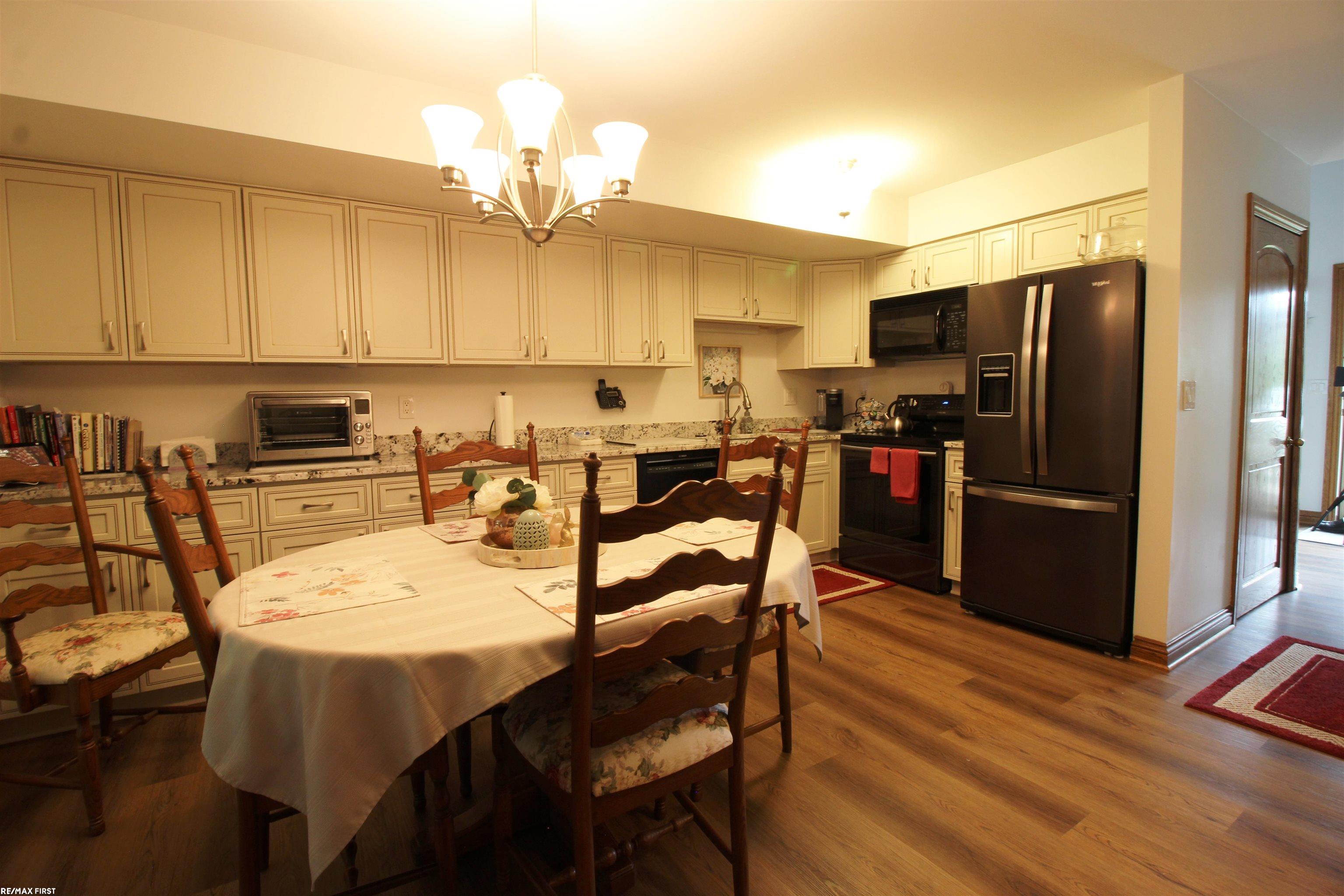2391 Rochelle Park Drive Rochester Hills, MI 48309 - Photo 9 of 29