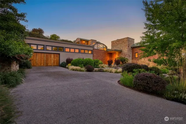 a view of a house with a yard and plants