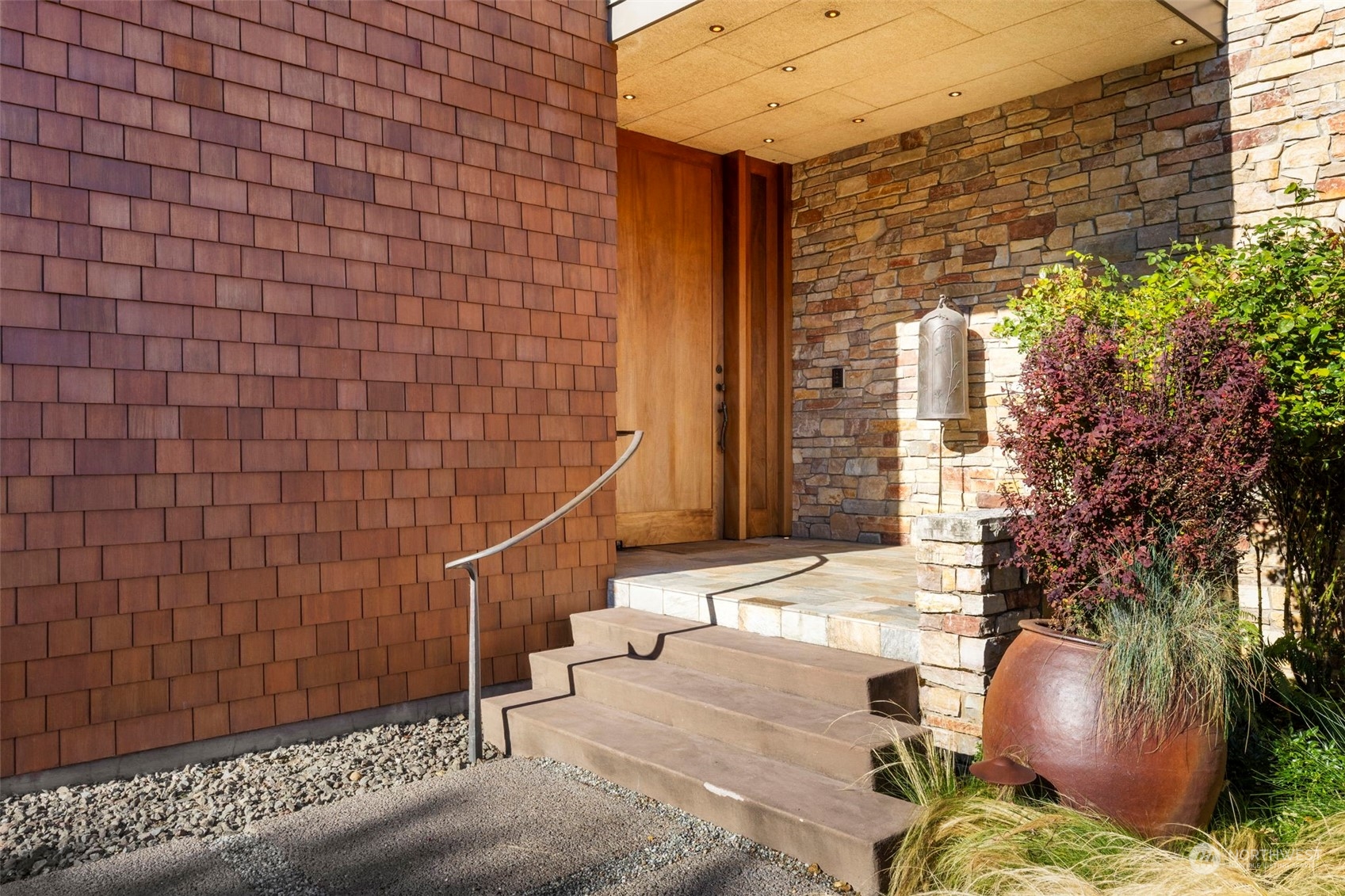 537 Jackson Street Port Townsend, WA 98368 - Photo 5 of 39 a view of entryway with a brick wall