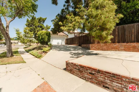 $985,000 | 11530 Swinton Avenue, Granada Hills, CA 91344