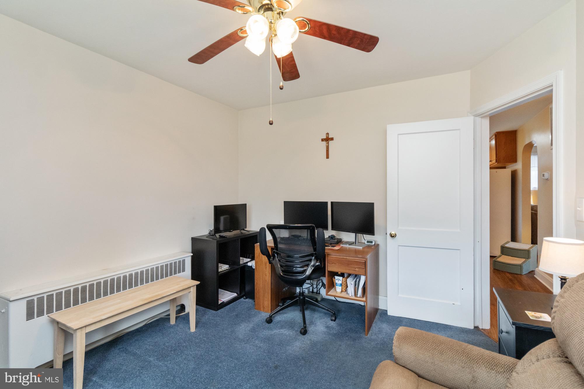 4305 Fullerton Avenue Baltimore, MD 21206 - Photo 19 of 36 a livingroom with workspace and a window