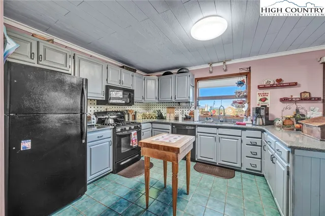 a view of entryway with a ceiling fan